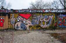 825571 Afbeelding van graffiti met de Utrechtse Kabouter (KBTR) op de restanten van het gesloopte Expeditieknooppunt ...